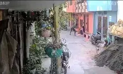 दिनदहाड़े लूट- घर के बाहर बैठी महिलाओं के गले से बदमाशों ने छीनी चेन दिनदहाड़े लूट- घर के बाहर बैठी महिलाओं के गले से बदमाशों ने छीनी चेन