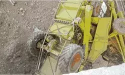 गेहूं काटने वाला हार्वेस्टर पुलिया से नीचे गिरा- तीन लोगों की मौत गेहूं काटने वाला हार्वेस्टर पुलिया से नीचे गिरा- तीन लोगों की मौत