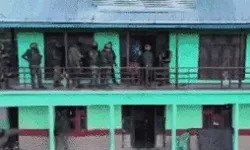 आतंकवादियों का मददगार गिरफ्तार- पिस्टल एवं चीनी ग्रेनेड बरामद आतंकवादियों का मददगार गिरफ्तार- पिस्टल एवं चीनी ग्रेनेड बरामद