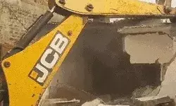 होंठ पर फेवीक्विक व जख्मों पर मिर्च भरने वाले के मकान पर चला बुलडोजर होंठ पर फेवीक्विक व जख्मों पर मिर्च भरने वाले के मकान पर चला बुलडोजर