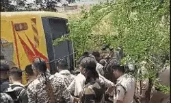 चुनाव ड्यूटी से लौट रहे जवानों की बस खाई में गिरी- तीन की हालत गंभीर चुनाव ड्यूटी से लौट रहे जवानों की बस खाई में गिरी- तीन की हालत गंभीर