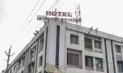 गर्लफ्रेंड के साथ होटल में रुके युवक ने किया ऐसा काम- मच गया कोहराम गर्लफ्रेंड के साथ होटल में रुके युवक ने किया ऐसा काम- मच गया कोहराम