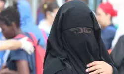 इश्क में पड़ी 2 बच्चों मां- रफीक ने बुर्का पहनने को कहा तो पहुंची थाने इश्क में पड़ी 2 बच्चों मां- रफीक ने बुर्का पहनने को कहा तो पहुंची थाने