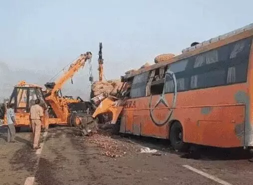 डिवाइडर तोड़कर ट्रक से टकराई यात्रियों से भरी बस- चार यात्रियों की मौत
