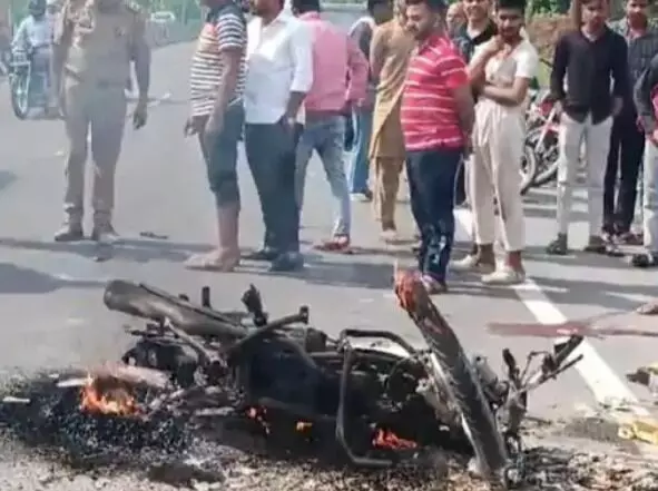 थ्रेसर मशीन में कटी लकड़ी कारोबारी की गर्दन- बाइक भी हुई जलकर खाक थ्रेसर मशीन में कटी लकड़ी कारोबारी की गर्दन- बाइक भी हुई जलकर खाक