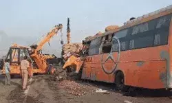 डिवाइडर तोड़कर ट्रक से टकराई यात्रियों से भरी बस- चार यात्रियों की मौत डिवाइडर तोड़कर ट्रक से टकराई यात्रियों से भरी बस- चार यात्रियों की मौत