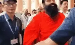 अदालत से डरी पतंजलि ने अखबारों में विज्ञापन देकर मांगी माफी अदालत से डरी पतंजलि ने अखबारों में विज्ञापन देकर मांगी माफी