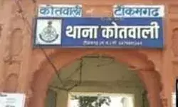 पेड़ से टकराने के बाद लगी बेकाबू कार में आग- चार युवकों ने.....