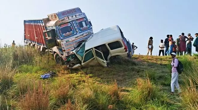 टूटा रफ्तार का कहर-ट्रक स्कॉर्पियो की टक्कर में चालक की मौत