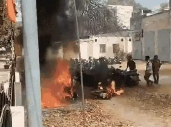 आईटीआई की पार्किंग में लगी आग- कई बाइक हुई खाक- ब्लास्ट भी हुए आईटीआई की पार्किंग में लगी आग- कई बाइक हुई खाक- ब्लास्ट भी हुए