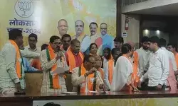 क्रॉस वोटिंग करने वाले सपा विधायक का भाई व परिवार BJP में शामिल क्रॉस वोटिंग करने वाले सपा विधायक का भाई व परिवार BJP में शामिल