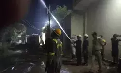 कपड़ा फैक्ट्री में लगी भयंकर आग- चार लोगों को लैडर लगाकर..