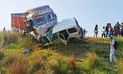 टूटा रफ्तार का कहर-ट्रक स्कॉर्पियो की टक्कर में चालक की मौत टूटा रफ्तार का कहर-ट्रक स्कॉर्पियो की टक्कर में चालक की मौत