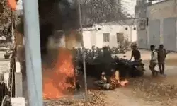 आईटीआई की पार्किंग में लगी आग- कई बाइक हुई खाक- ब्लास्ट भी हुए आईटीआई की पार्किंग में लगी आग- कई बाइक हुई खाक- ब्लास्ट भी हुए