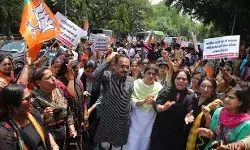 कांग्रेस के घोषणा पत्र को लेकर BJP का प्रदर्शन- महिलाओं को बताया.... कांग्रेस के घोषणा पत्र को लेकर BJP का प्रदर्शन- महिलाओं को बताया....