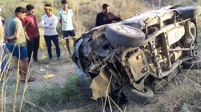 पेड़ से टकराकर सड़क किनारे पलटी बेकाबू सफारी- चार लोगों की मौत