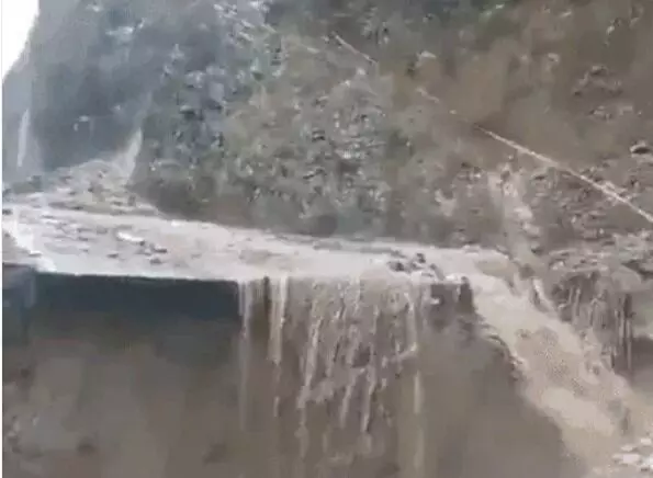 लैंड स्लाइड से नेशनल हाईवे 33 का बड़ा हिस्सा क्षतिग्रस्त- दिबांग.... लैंड स्लाइड से नेशनल हाईवे 33 का बड़ा हिस्सा क्षतिग्रस्त- दिबांग....