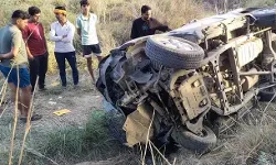 पेड़ से टकराकर सड़क किनारे पलटी बेकाबू सफारी- चार लोगों की मौत पेड़ से टकराकर सड़क किनारे पलटी बेकाबू सफारी- चार लोगों की मौत