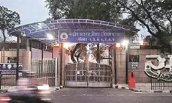 तिहाड़ जेल में घमासान- कैदियों के दो गुट आपस में भिड़े- सुए से किया हमला तिहाड़ जेल में घमासान- कैदियों के दो गुट आपस में भिड़े- सुए से किया हमला