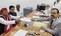 अखिलेश ने कन्नौज से भरा पर्चा- चुनावी जंग हुयी दिलचस्प अखिलेश ने कन्नौज से भरा पर्चा- चुनावी जंग हुयी दिलचस्प