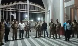 गठबंधन प्रत्याशी के स्कूल पर छापा- तलाशी में प्रचार सामग्री बरामद नहीं गठबंधन प्रत्याशी के स्कूल पर छापा- तलाशी में प्रचार सामग्री बरामद नहीं