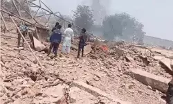 कबाड़ गोदाम में हुए ब्लास्ट से उड़ी बिल्डिंग-दहला आसपास का इलाका कबाड़ गोदाम में हुए ब्लास्ट से उड़ी बिल्डिंग-दहला आसपास का इलाका