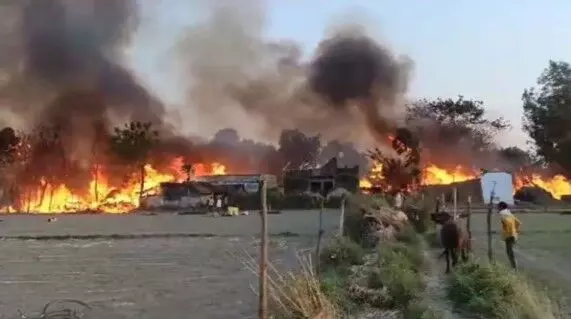 आग में जलकर पूरा गांव खाक- भैंस की मौत- एक महिला भी आग में झुलसी