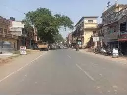 यूपी में गर्मी के तेवर तल्ख- सड़कों पर पसरा सन्नाटा यूपी में गर्मी के तेवर तल्ख- सड़कों पर पसरा सन्नाटा