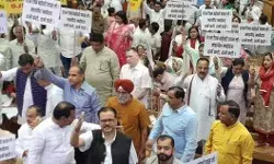 मेयर चुनाव टलने पर MCD में बवाल- आप एवं BJP पार्षदों का हंगामा