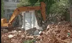 स्क्रैप गोदाम में ब्लास्ट- मलिक के घर पर चला बुलडोजर- मलबे में अभी... स्क्रैप गोदाम में ब्लास्ट- मलिक के घर पर चला बुलडोजर- मलबे में अभी...