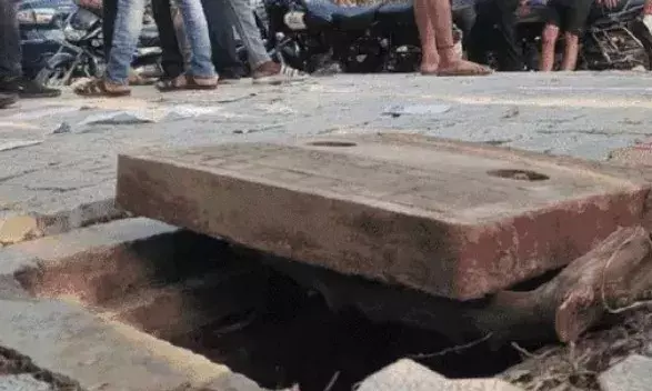 लापरवाही पर गाज- मैनहोल में गिरकर बच्चे की मौत- JE एवं GM सस्पेंड