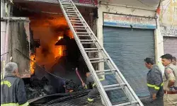 दो मंजिला दुकान में लगी आग- आसपास के लोगों के हलक सूखे- दमकल की...