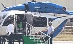 हेलीकॉप्टर में चढ़ने के बाद लड़खड़ाकर गिरी ममता बनर्जी चोटिल हेलीकॉप्टर में चढ़ने के बाद लड़खड़ाकर गिरी ममता बनर्जी चोटिल