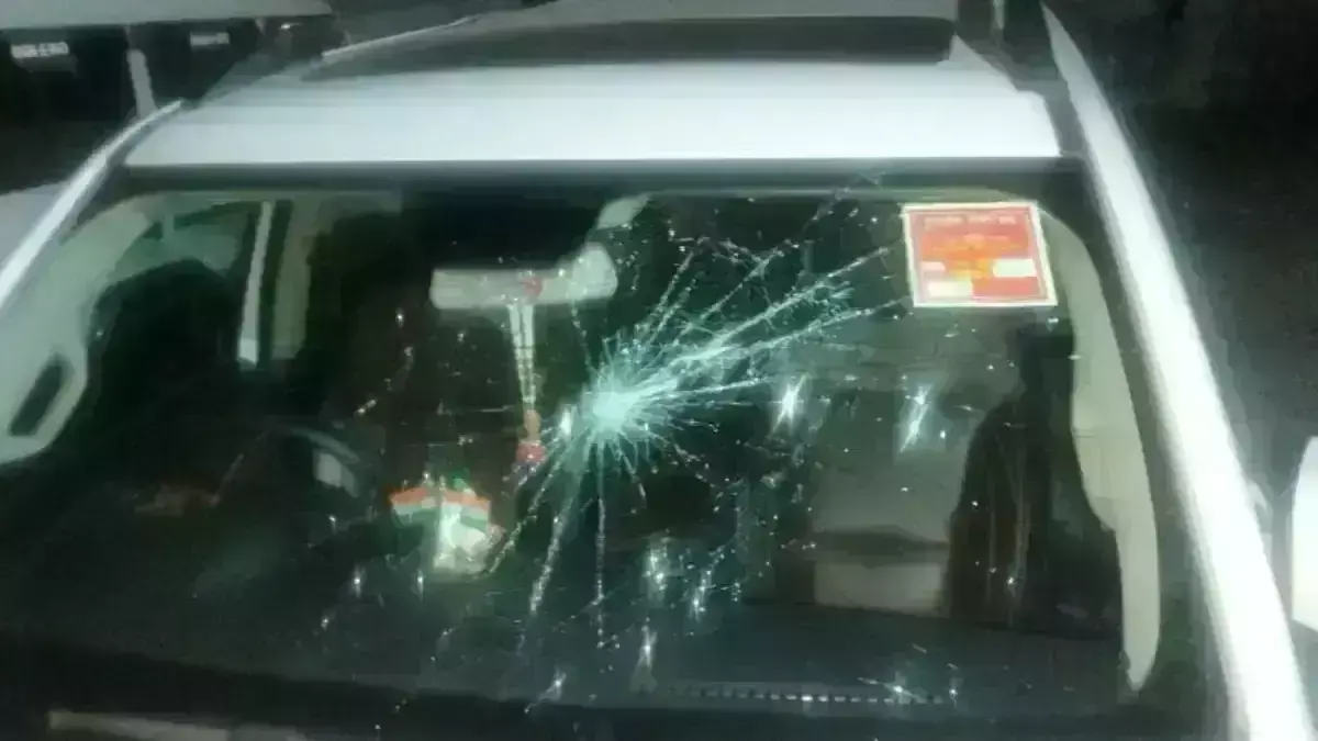 भाजपा विधायक के वाहन पर मारा पत्थर - मामला दर्ज