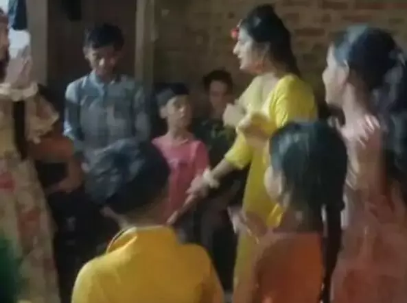 बहन की हल्दी के प्रोग्राम में डांस करते करते गिरी लड़की और घर में मच.. बहन की हल्दी के प्रोग्राम में डांस करते करते गिरी लड़की और घर में मच..