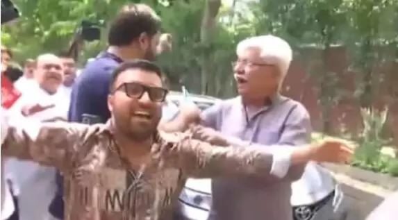 लवली के इस्तीफा से कांग्रेस में बवाल- समर्थकों ने आसिफ को दौड़ाया लवली के इस्तीफा से कांग्रेस में बवाल- समर्थकों ने आसिफ को दौड़ाया