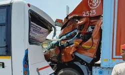 चुनाव ड्यूटी पर जा रहे सुरक्षा बलों की बस मे ट्रक की टक्कर से 2 की मौत चुनाव ड्यूटी पर जा रहे सुरक्षा बलों की बस मे ट्रक की टक्कर से 2 की मौत