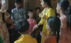 बहन की हल्दी के प्रोग्राम में डांस करते करते गिरी लड़की और घर में मच.. बहन की हल्दी के प्रोग्राम में डांस करते करते गिरी लड़की और घर में मच..