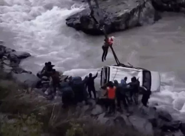 नदी के भीतर समाई बेकाबू हुई कार-चार लोगों की मौत- तीन किए रेस्क्यू