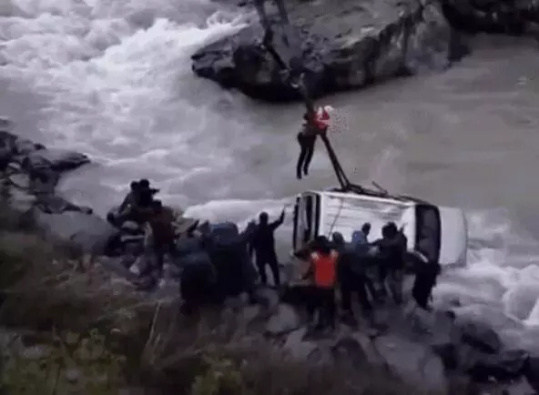 नदी के भीतर समाई बेकाबू हुई कार-चार लोगों की मौत- तीन किए रेस्क्यू नदी के भीतर समाई बेकाबू हुई कार-चार लोगों की मौत- तीन किए रेस्क्यू