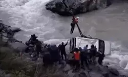 नदी के भीतर समाई बेकाबू हुई कार-चार लोगों की मौत- तीन किए रेस्क्यू
