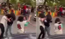 रील पर कमेंट को लेकर घमासान- बीच सड़क लड़कियों में चले लात घूंसे