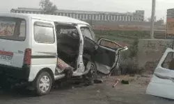 डिवाइडर से टकराई कार- तीन श्रद्धालुओं की मौत- आधा दर्जन जख्मी डिवाइडर से टकराई कार- तीन श्रद्धालुओं की मौत- आधा दर्जन जख्मी