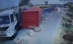 ट्रैक्टर को बचाने के चक्कर में पलटा कंटेनर पुलिस चौकी में घुसा ट्रैक्टर को बचाने के चक्कर में पलटा कंटेनर पुलिस चौकी में घुसा