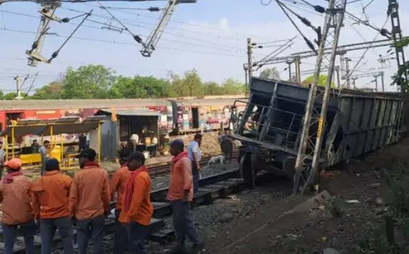 बिना इंजन के ट्रैक पर दौड़ी मालगाड़ी- पटरी से उतरे पांच डिब्बे बिना इंजन के ट्रैक पर दौड़ी मालगाड़ी- पटरी से उतरे पांच डिब्बे
