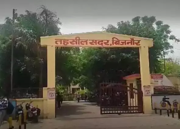 युवती को अश्लील मैसेज भेजने में फंसे नायब तहसीलदार- SDM को सौंपी जांच युवती को अश्लील मैसेज भेजने में फंसे नायब तहसीलदार- SDM को सौंपी जांच