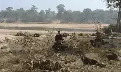 बॉर्डर पर मुठभेड़- दो महिलाओं समेत 7 नक्सली किए ढेर- एक-47 समेत...