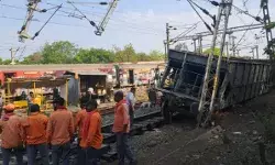 बिना इंजन के ट्रैक पर दौड़ी मालगाड़ी- पटरी से उतरे पांच डिब्बे बिना इंजन के ट्रैक पर दौड़ी मालगाड़ी- पटरी से उतरे पांच डिब्बे