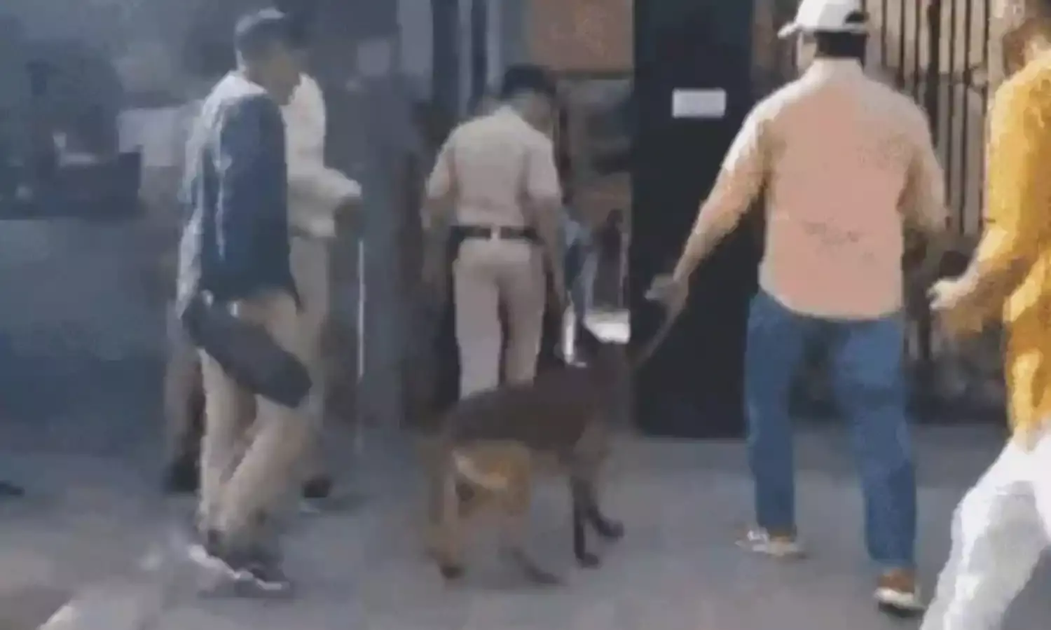 कई स्कूलों को बम से उड़ाने की धमकी- स्कूल कराए गए खाली
