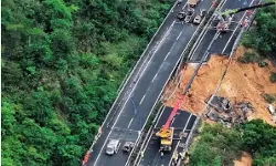 ड्रैगन पर जलजले की मार- हाईवे का हिस्सा ध्वस्त- 19 की मौत, गाड़ियां... ड्रैगन पर जलजले की मार- हाईवे का हिस्सा ध्वस्त- 19 की मौत, गाड़ियां...